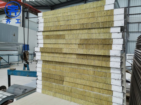 彩鋼瓦夾心巖棉板(彩鋼復合巖棉板) 彩鋼瓦夾心巖棉板(彩鋼復合巖棉板)